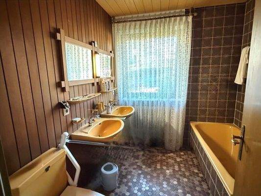 Bad mit Badewanne und Dusche