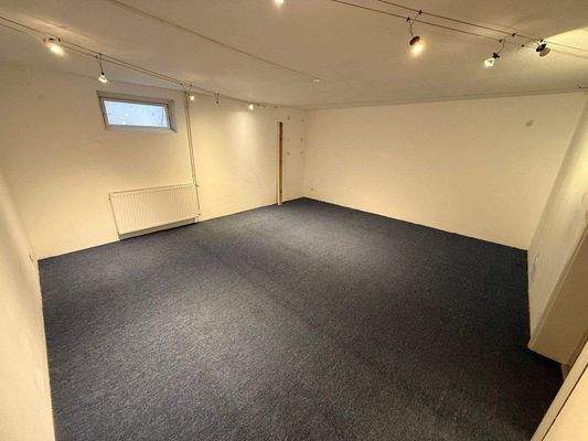 Arbeits- oder Gästezimmer im Keller