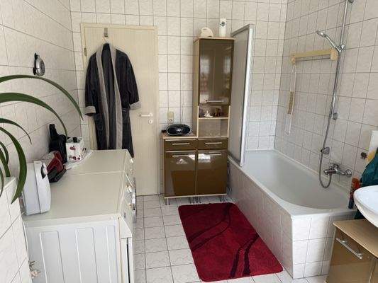 Badezimmer mit Waschmaschine und Trockner