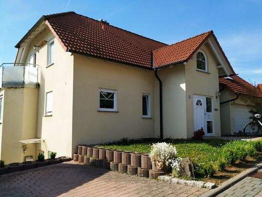 Offener Wohnbereich mit Zugang zum Balkon