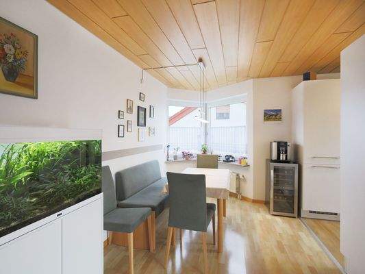 Schöner Essbereich mit Erkerfenster