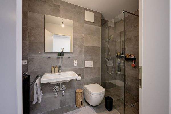 Hochwertiges Walk-In-Dusche mit klaren Linien