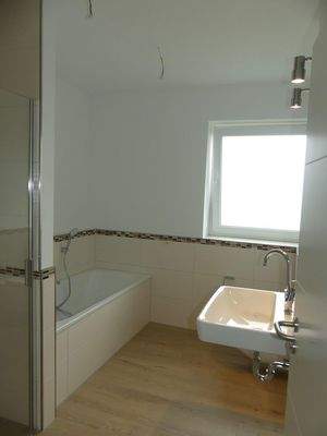 Bad mit Dusche und Badewanne