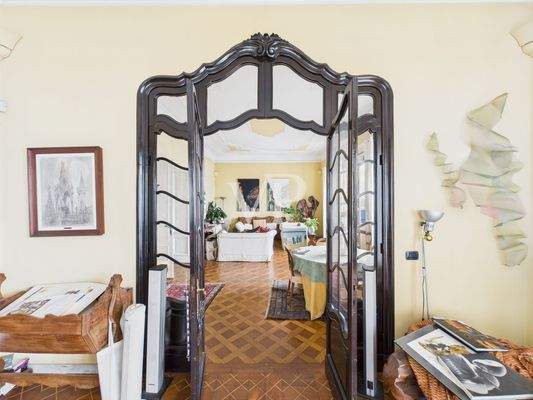 Porta tra i due saloni