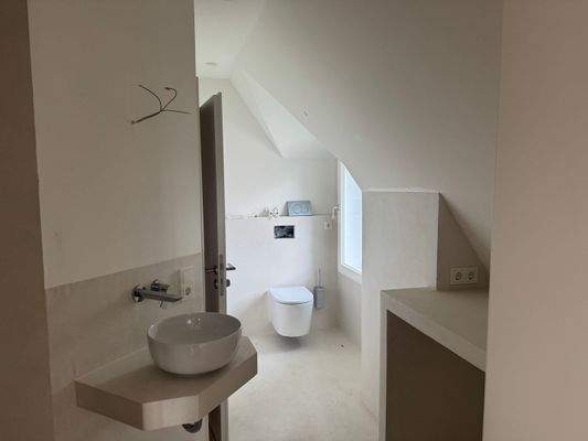 Bad mit Dusche direkt vom Schlafzimmer 