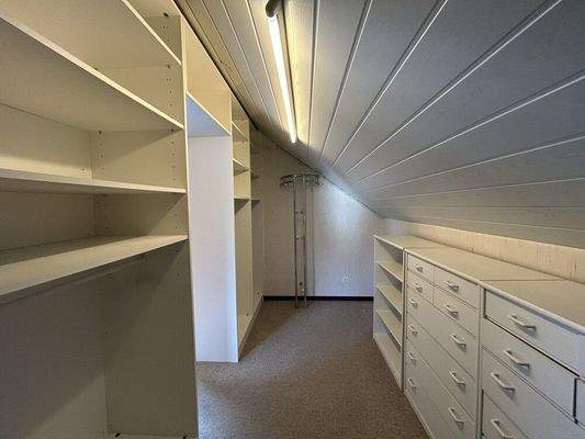 begehbare Ankleide im Elternschlafzimmer (DG)