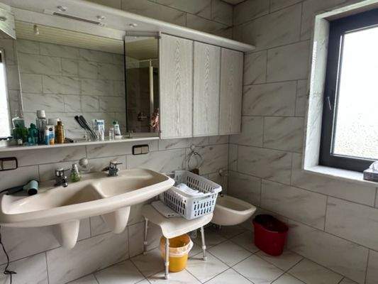 Bad mit Doppelwaschbecken und 