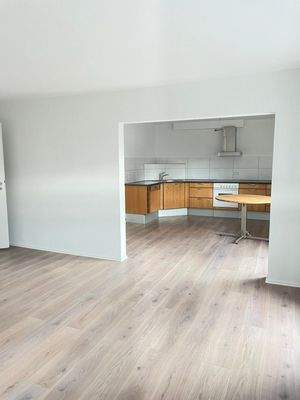 Wohnzimmer mit Zugang Küche.jpg