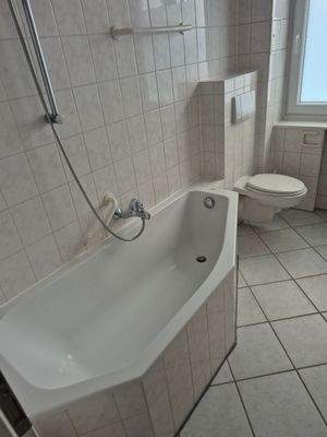 Weisses Badezimmer mit Wanne