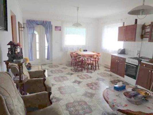 Wohnzimmer mit offener Küche