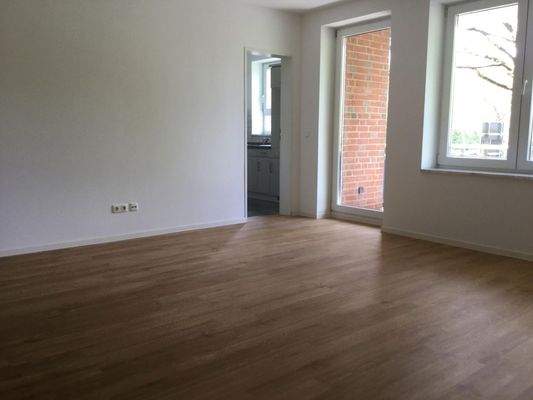 Wohnzimmer mit Balkonaustritt