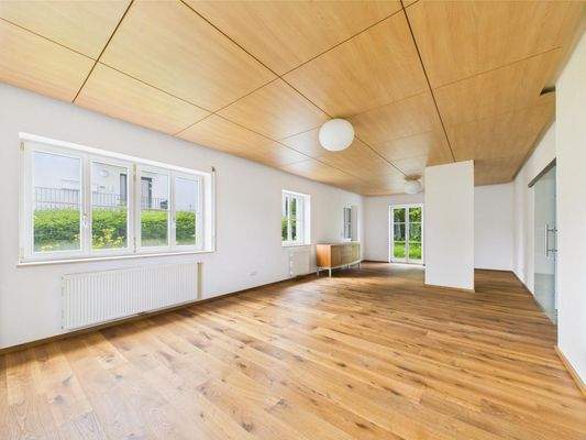 CAM04191G0-PR0037-STILL006