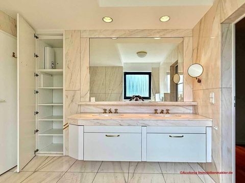 Bad mit 2 Waschbecken und Einbauschrank.