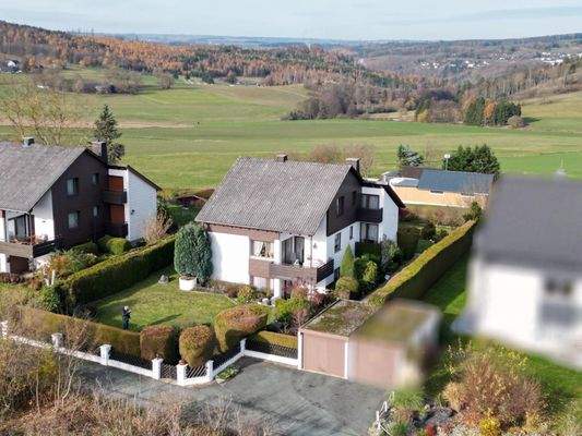 Straßenansicht mit Garage