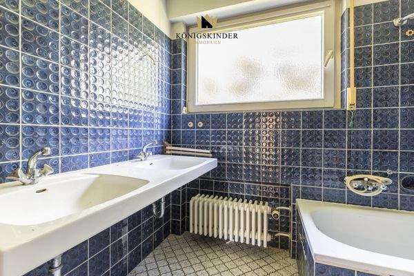 Familienbad mit Badewanne und Dusche