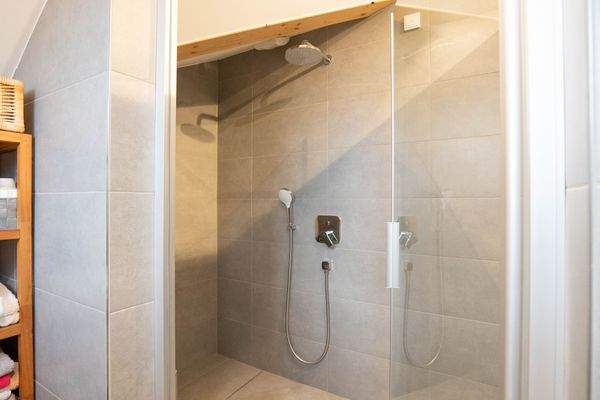 Geräumige Dusche.jpg