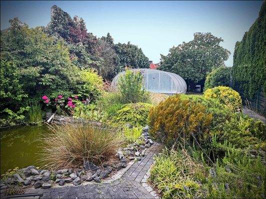 Blick aus dem Garten zum Schwimmbad