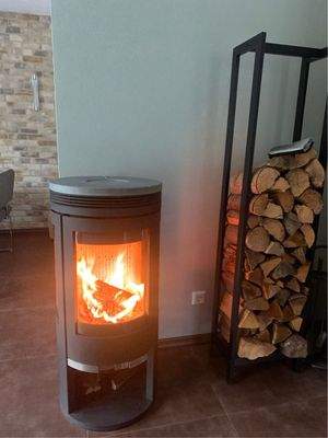 Kaminofen mit Holzvorrat