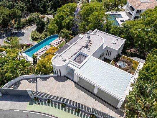 Sea View House with a Spa in Benahavis Malaga