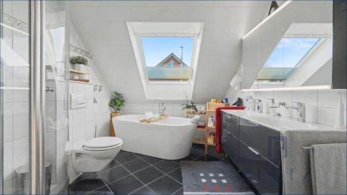 Badezimmer mit freistehender Badewanne und Dusche Dachgeschoss 