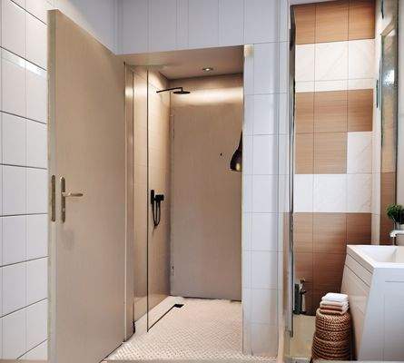 Bad mit Blick zur Tür und Dusche Homestagig