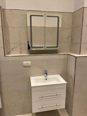 Waschtisch mit Spiegelschrank.JPG