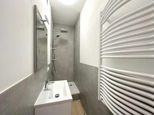 Kleines modernes Badezimmer