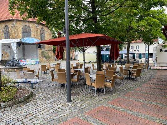 Blick seitlich zum Kirchplatz