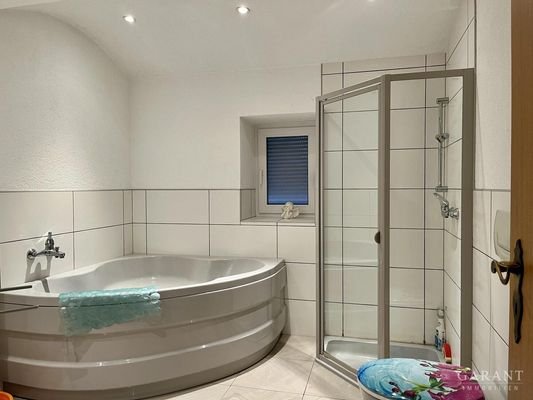Bad mit Wanne u Dusche