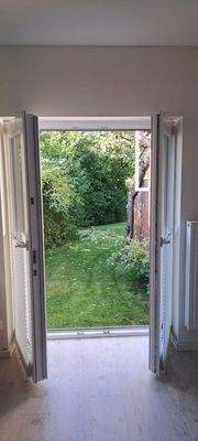 Blick aus Anbau in den Garten