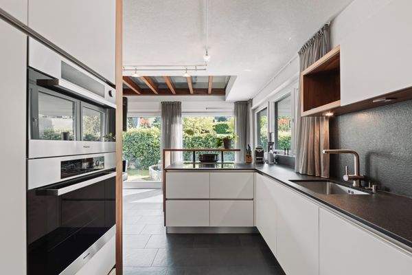 Küche mit Terrassenzugang