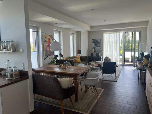 Wohnzimmer mit Blick zum Balkon