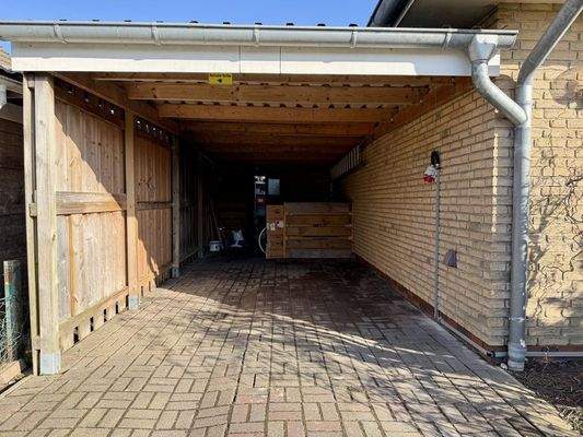 Überdachter Platz für ihr Auto