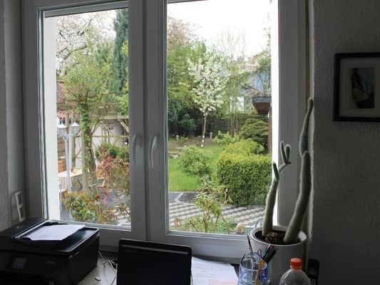 Mit Blick in den Garten
