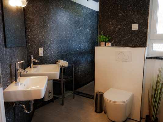 Bad mit zwei Waschbecken, Dusche und Badewanne