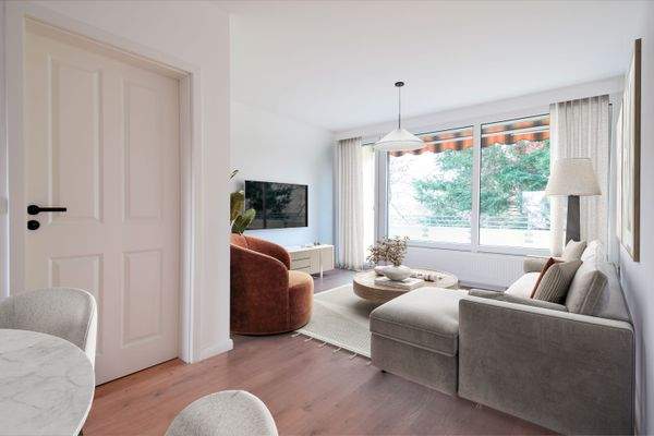 Wohnzimmer mit Zugang zum Balkon