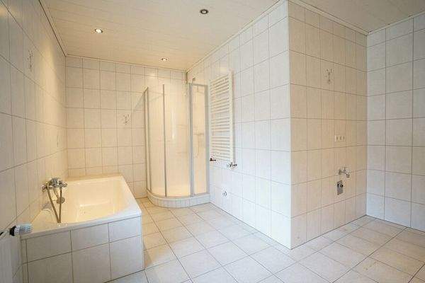 Einheit6: Badezimmer mit Dusche und Badewanne