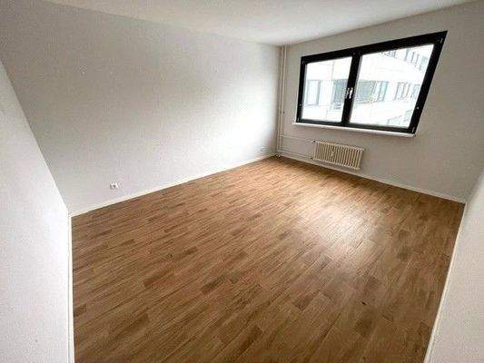 Leerer Raum mit Holzboden