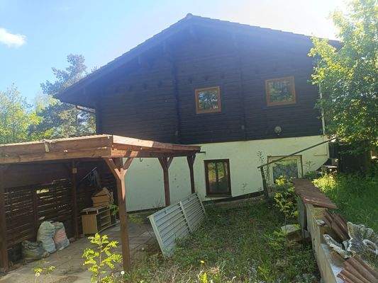 Seitenansicht mit Carport