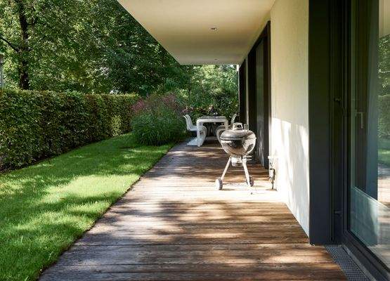 Umlaufende Terrasse im Sommer...