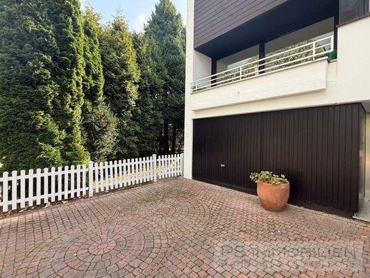 Stellplätze vor dem Haus