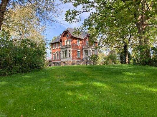 Gartenansicht im Sommer