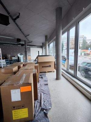 Fensterfront zur Straßenseite