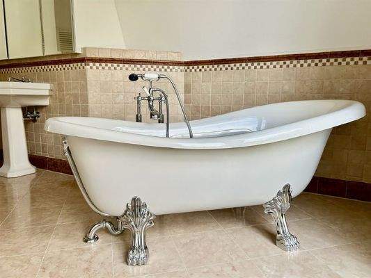 Freistehende, elegante Wanne