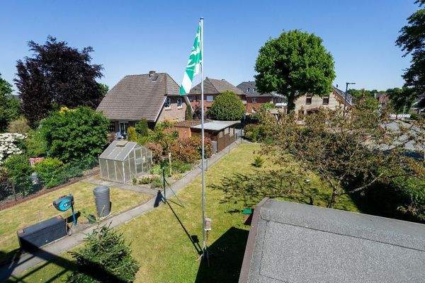 Die Aussicht vom Balkon in den Garten