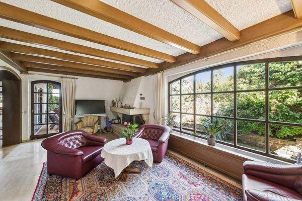 Gemütlicher Lounge-Bereich mit Kamin und Bar