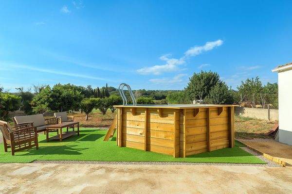 Der Pool und Liegebereich