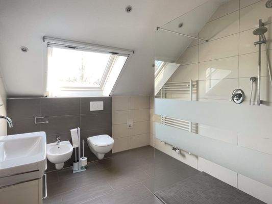 modernisiertes Bad mit Walk In Dusche