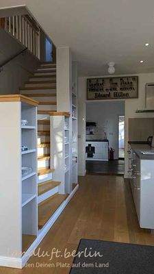 Gartenhaus, Küche und Treppe nach oben.jpg