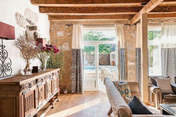 Großzügiger Wohnbereich mit rustikalem Charme